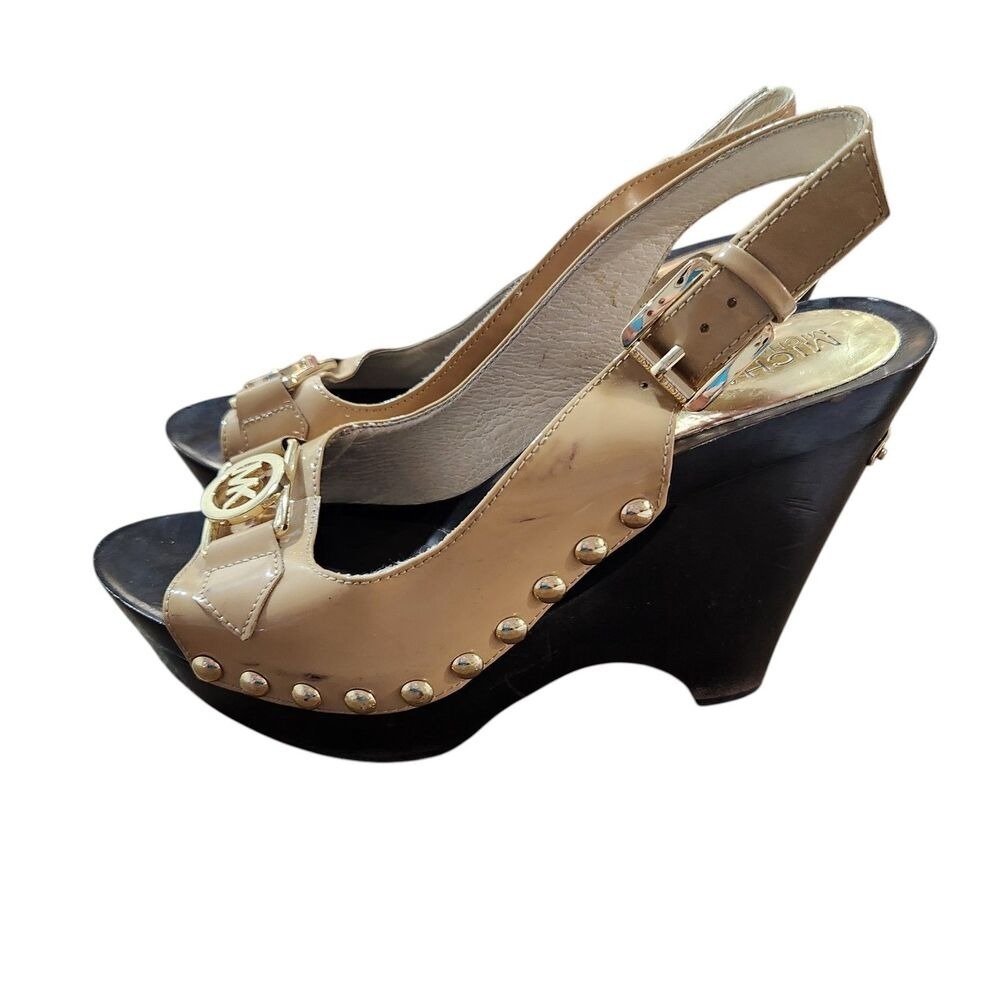 Michael Kors MK Logo Slingback Wedge Sandals Tan Patent Leather 7 Studded Heels